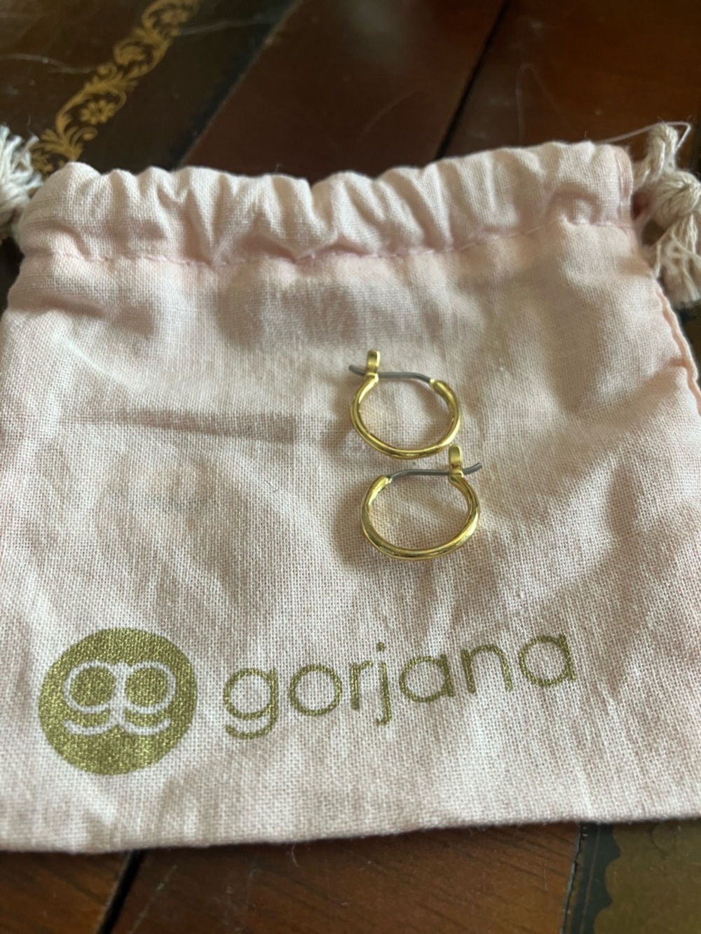 Gorjana Taner mini huggie hoops